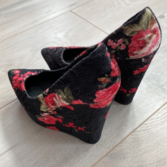 New ALDO platform velvet floral wedge shoes - Picture 6 of 7